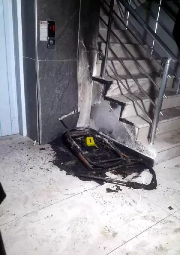 Apartmanlardaki bebek arabalarını yakan kişi yakalandı Apartmanlardaki bebek arabalarını yakan kişi yakalandı