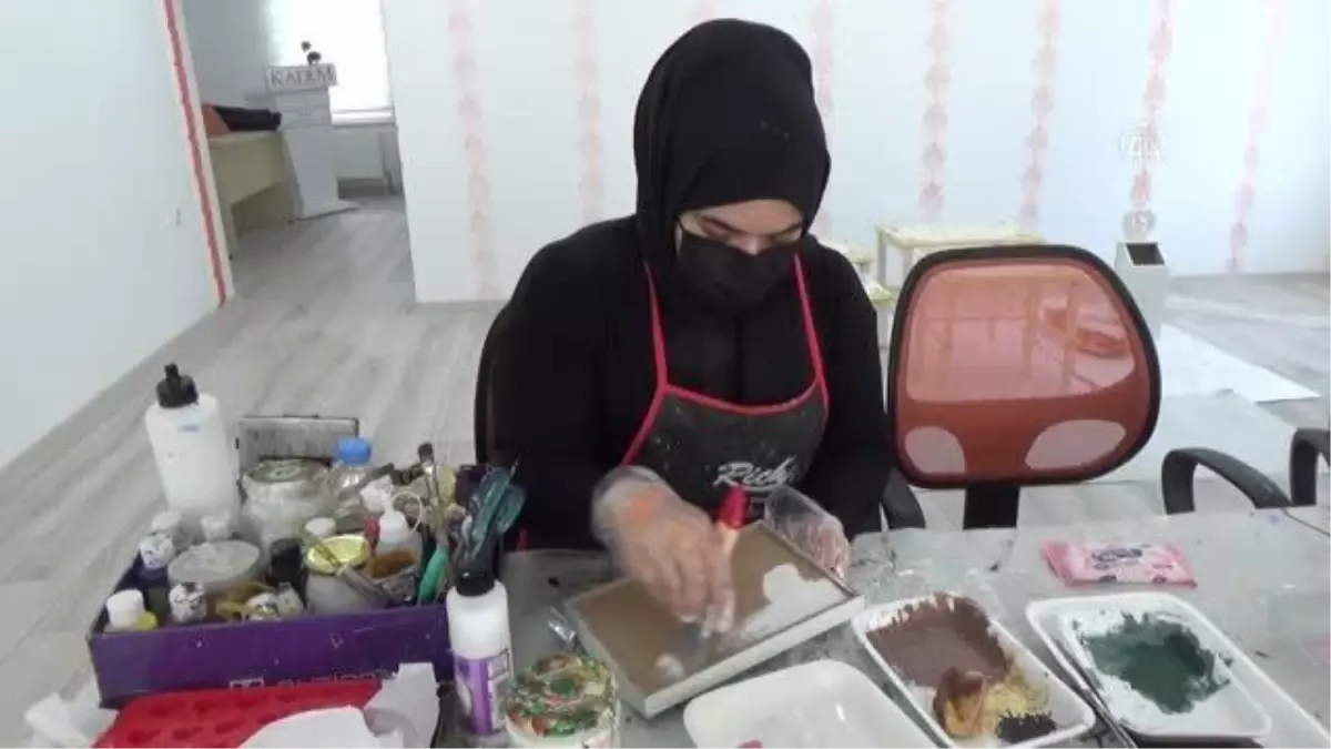 Atık konserve kutuları Muşlu kadınların elinde sanat eserine dönüşüyor