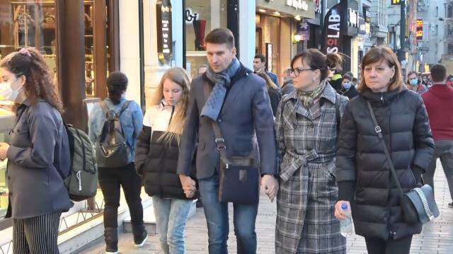 Bakan Koca'nın 'Hasta artışı var' dediği İstanbul'da vatandaşlar, İstiklal Caddesi'ne akın etti