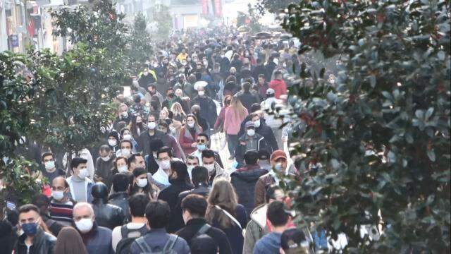 Bakan Koca'nın 'Hasta artışı var' dediği İstanbul'da vatandaşlar, İstiklal Caddesi'ne akın etti