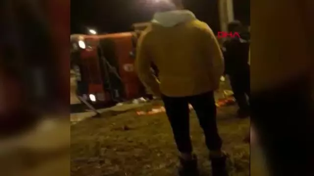 Devrilen TIR'ın şoförü yaralandı Devrilen TIR'ın şoförü yaralandı