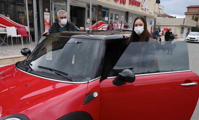 Bıraktığı sigaranın parasıyla kızının otomobil hayalini gerçekleştirdi