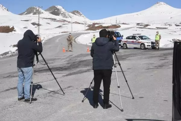 Bitlis'te, kaza kırıma uğrayan askeri helikopter enkazını kaldırma çalışması Bitlis'te, kaza kırıma uğrayan askeri helikopter enkazını kaldırma çalışması