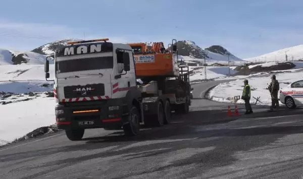 Son dakika haberleri... Bitlis'te kaza kırıma uğrayan askeri helikopter enkazını kaldırma çalışması - HELİKOPTERİN ENKAZI KALDIRILDI Son dakika haberleri... Bitlis'te kaza kırıma uğrayan askeri helikopter enkazını kaldırma çalışması - HELİKOPTERİN ENKAZI KALDIRILDI