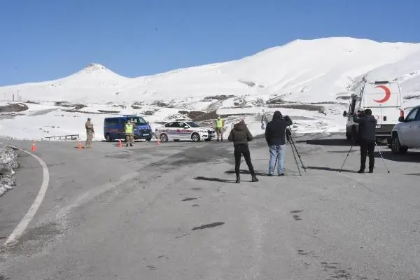 Bitlis'te, kaza kırıma uğrayan askeri helikopter enkazını kaldırma çalışması Bitlis'te, kaza kırıma uğrayan askeri helikopter enkazını kaldırma çalışması
