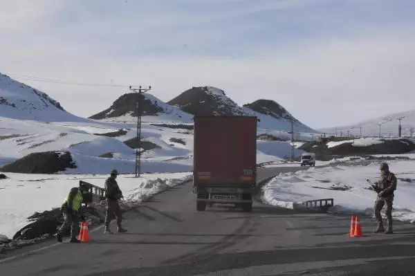 Son dakika haberleri... Bitlis'te kaza kırıma uğrayan askeri helikopter enkazını kaldırma çalışması - HELİKOPTERİN ENKAZI KALDIRILDI Son dakika haberleri... Bitlis'te kaza kırıma uğrayan askeri helikopter enkazını kaldırma çalışması - HELİKOPTERİN ENKAZI KALDIRILDI
