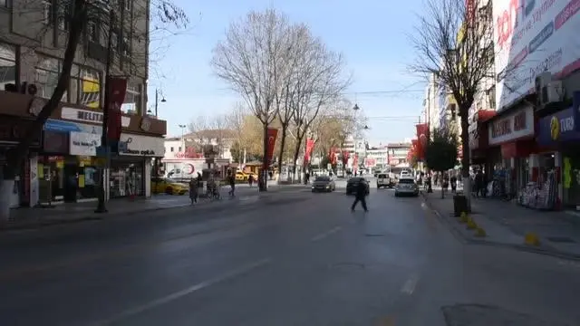 ŞANLIURFA - Vatandaşlar yeni normalleşme süreciyle uzun bir aradan sonra cumartesi günü sokağa çıktı ŞANLIURFA - Vatandaşlar yeni normalleşme süreciyle uzun bir aradan sonra cumartesi günü sokağa çıktı