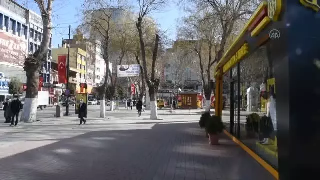 ŞANLIURFA - Vatandaşlar yeni normalleşme süreciyle uzun bir aradan sonra cumartesi günü sokağa çıktı ŞANLIURFA - Vatandaşlar yeni normalleşme süreciyle uzun bir aradan sonra cumartesi günü sokağa çıktı
