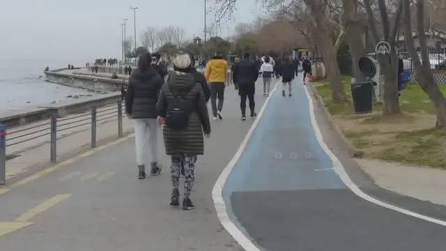Caddebostan sahilinde yürüyüş ve spor yapan vatandaşlar Caddebostan sahilinde yürüyüş ve spor yapan vatandaşlar