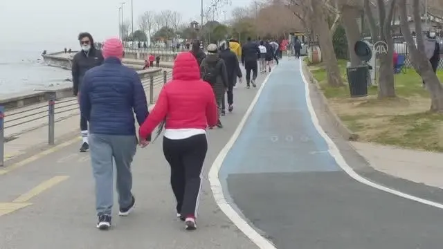 Caddebostan sahilinde yürüyüş ve spor yapan vatandaşlar Caddebostan sahilinde yürüyüş ve spor yapan vatandaşlar
