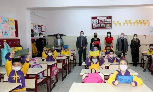 Çankaya'dan Öğrenciler ve Öğretmenlere Hijyen Desteği Çankaya'dan Öğrenciler ve Öğretmenlere Hijyen Desteği