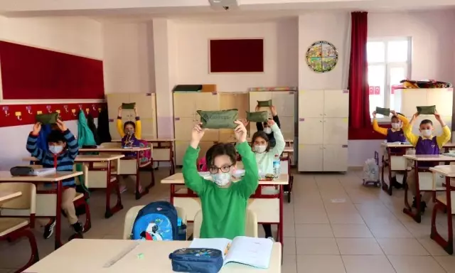 Çankaya'dan Öğrenciler ve Öğretmenlere Hijyen Desteği Çankaya'dan Öğrenciler ve Öğretmenlere Hijyen Desteği