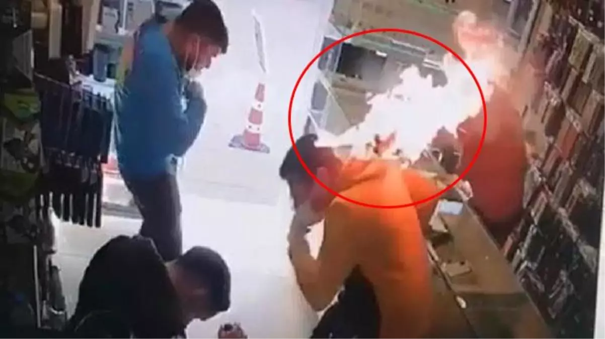 Cep telefonunun bataryası patlayan adam alevlerin arasında kaldı