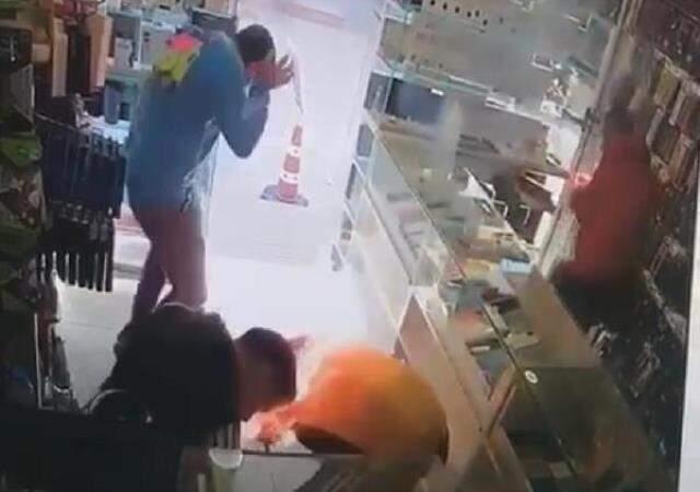 Cep telefonunun bataryası patlayan adam alevlerin arasında kaldı Cep telefonunun bataryası patlayan adam alevlerin arasında kaldı