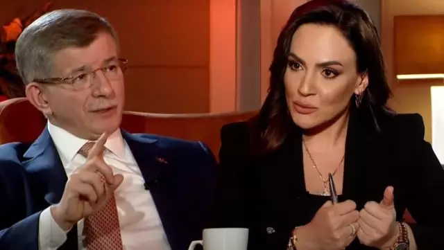 Davutoğlu'nun yaptığı düzeltme Yunanistan'daki anısını anlatan Buket Aydın'ı zora soktu Davutoğlu'nun yaptığı düzeltme Yunanistan'daki anısını anlatan Buket Aydın'ı zora soktu