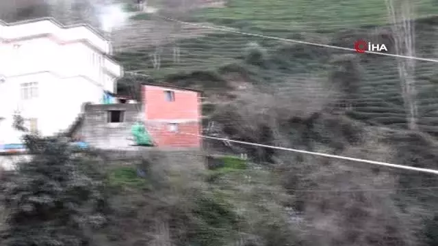 Demir kapılı asma köprüyü geçmeden bu eve gitmek imkansız Demir kapılı asma köprüyü geçmeden bu eve gitmek imkansız