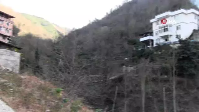 Demir kapılı asma köprüyü geçmeden bu eve gitmek imkansız Demir kapılı asma köprüyü geçmeden bu eve gitmek imkansız