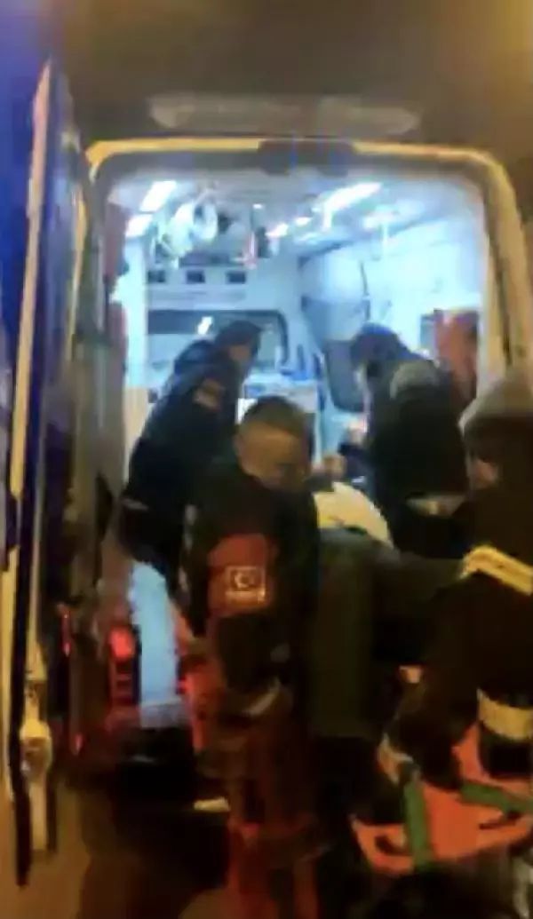 Devrilen TIR'ın şoförü yaralandı Devrilen TIR'ın şoförü yaralandı