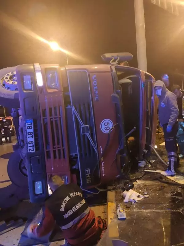 Devrilen TIR'ın şoförü yaralandı Devrilen TIR'ın şoförü yaralandı