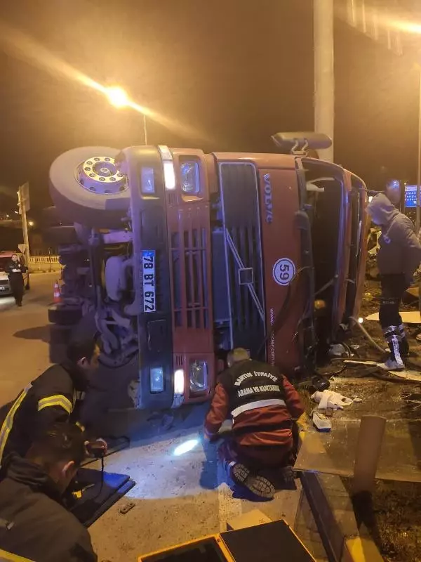 Devrilen TIR'ın şoförü yaralandı Devrilen TIR'ın şoförü yaralandı