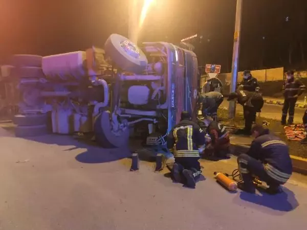 Devrilen TIR'ın şoförü yaralandı Devrilen TIR'ın şoförü yaralandı