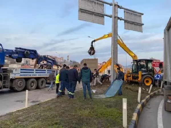 Devrilen TIR'ın şoförü yaralandı Devrilen TIR'ın şoförü yaralandı