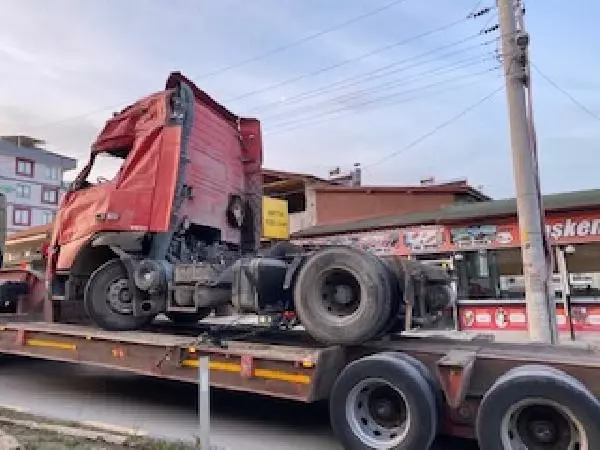 Devrilen TIR'ın şoförü yaralandı Devrilen TIR'ın şoförü yaralandı