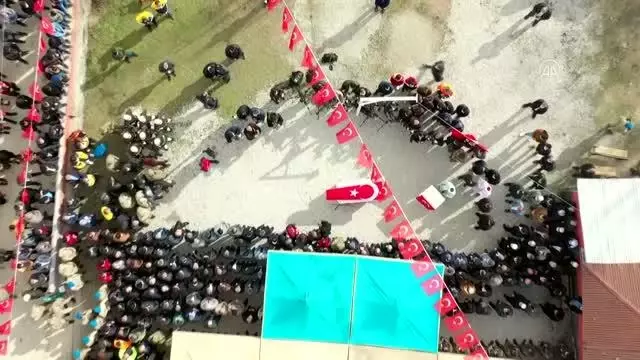 KAHRAMANMARAŞ - Tatvan'da şehit olan Astsubay Üstçavuş Yılmaz, son yolculuğuna uğurlandı (3) KAHRAMANMARAŞ - Tatvan'da şehit olan Astsubay Üstçavuş Yılmaz, son yolculuğuna uğurlandı (3)