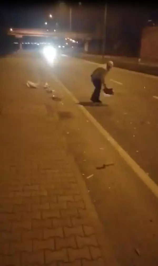 Elindeki kartonla yoldaki atıkları süpüren polise övgü Elindeki kartonla yoldaki atıkları süpüren polise övgü