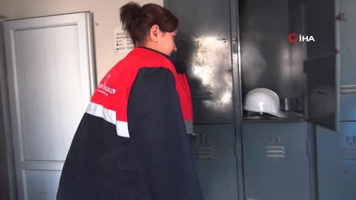 Elinin hamuru ile 12 tonluk beton mikseri kullanıyor
