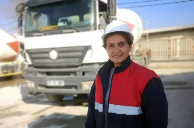 Elinin hamuru ile 12 tonluk beton mikseri kullanıyor Elinin hamuru ile 12 tonluk beton mikseri kullanıyor
