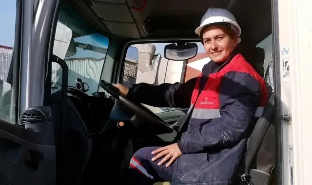 Elinin hamuru ile 12 tonluk beton mikseri kullanıyor Elinin hamuru ile 12 tonluk beton mikseri kullanıyor