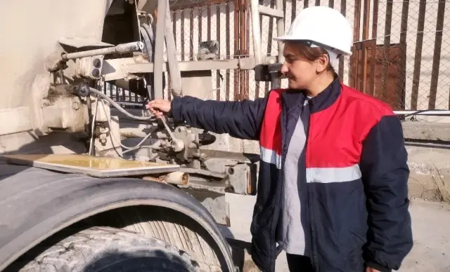 Elinin hamuru ile 12 tonluk beton mikseri kullanıyor Elinin hamuru ile 12 tonluk beton mikseri kullanıyor