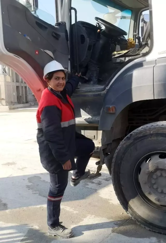 Elinin hamuru ile 12 tonluk beton mikseri kullanıyor Elinin hamuru ile 12 tonluk beton mikseri kullanıyor
