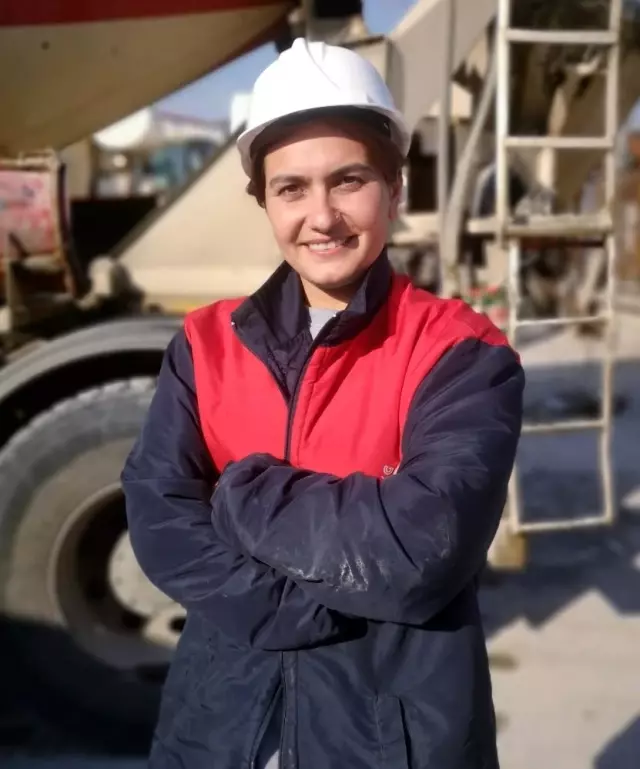 Elinin hamuru ile 12 tonluk beton mikseri kullanıyor Elinin hamuru ile 12 tonluk beton mikseri kullanıyor