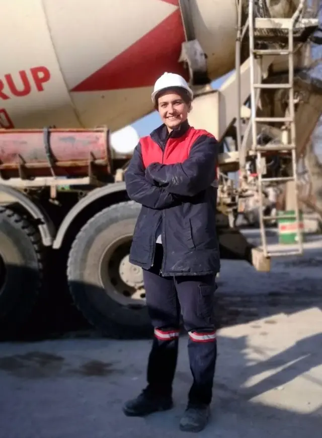Elinin hamuru ile 12 tonluk beton mikseri kullanıyor Elinin hamuru ile 12 tonluk beton mikseri kullanıyor