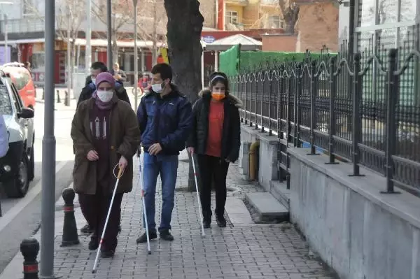 ENGELLERİ; GÖRMEYEN GÖZLERİ DEĞİL, KALDIRIMLARDAKİ ARAÇLAR VE EŞYALAR ENGELLERİ; GÖRMEYEN GÖZLERİ DEĞİL, KALDIRIMLARDAKİ ARAÇLAR VE EŞYALAR