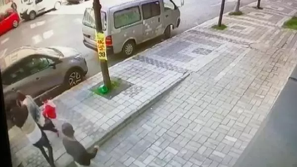 Son dakika... ESENYURT'TA ÇOCUKLU KADININ KONUŞTUĞU SIRADA TELEFONUNU BÖYLE ALIP KAÇTILAR Son dakika... ESENYURT'TA ÇOCUKLU KADININ KONUŞTUĞU SIRADA TELEFONUNU BÖYLE ALIP KAÇTILAR