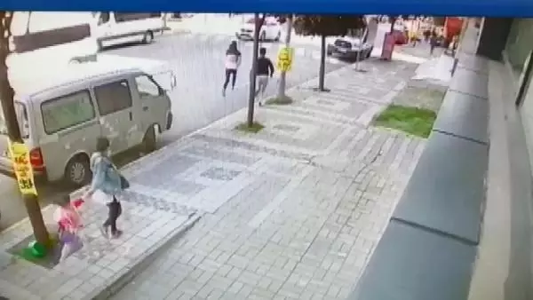 Son dakika... ESENYURT'TA ÇOCUKLU KADININ KONUŞTUĞU SIRADA TELEFONUNU BÖYLE ALIP KAÇTILAR Son dakika... ESENYURT'TA ÇOCUKLU KADININ KONUŞTUĞU SIRADA TELEFONUNU BÖYLE ALIP KAÇTILAR