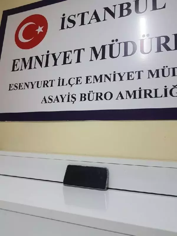 Son dakika... ESENYURT'TA ÇOCUKLU KADININ KONUŞTUĞU SIRADA TELEFONUNU BÖYLE ALIP KAÇTILAR Son dakika... ESENYURT'TA ÇOCUKLU KADININ KONUŞTUĞU SIRADA TELEFONUNU BÖYLE ALIP KAÇTILAR