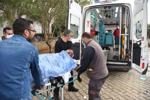 Evdeki eşyaları camdan atıp komşulara cinsel organını gösteren adam, iki saat sonra soyunup intihara kalkıştı Evdeki eşyaları camdan atıp komşulara cinsel organını gösteren adam, iki saat sonra soyunup intihara kalkıştı