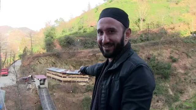 Demir kapılı asma köprüyü geçmeden bu eve gitmek imkansız Demir kapılı asma köprüyü geçmeden bu eve gitmek imkansız