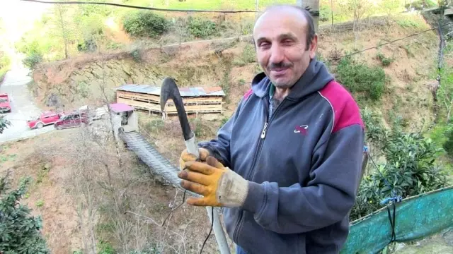 Demir kapılı asma köprüyü geçmeden bu eve gitmek imkansız Demir kapılı asma köprüyü geçmeden bu eve gitmek imkansız