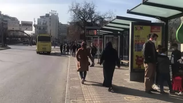Başkentte sokağa çıkma kısıtlamasının uygulanmadığı ilk cumartesi günü sokaklarda hareketlilik yaşandı Başkentte sokağa çıkma kısıtlamasının uygulanmadığı ilk cumartesi günü sokaklarda hareketlilik yaşandı