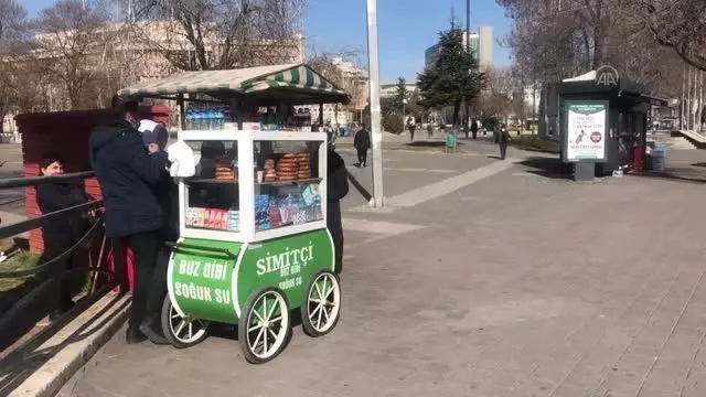 Başkentte sokağa çıkma kısıtlamasının uygulanmadığı ilk cumartesi günü sokaklarda hareketlilik yaşandı Başkentte sokağa çıkma kısıtlamasının uygulanmadığı ilk cumartesi günü sokaklarda hareketlilik yaşandı