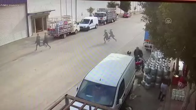 Son dakika haberleri! Genç kızın telefonunu çalan iki şüpheliyi güvenlik kamerası kayıtları yakalattı Son dakika haberleri! Genç kızın telefonunu çalan iki şüpheliyi güvenlik kamerası kayıtları yakalattı