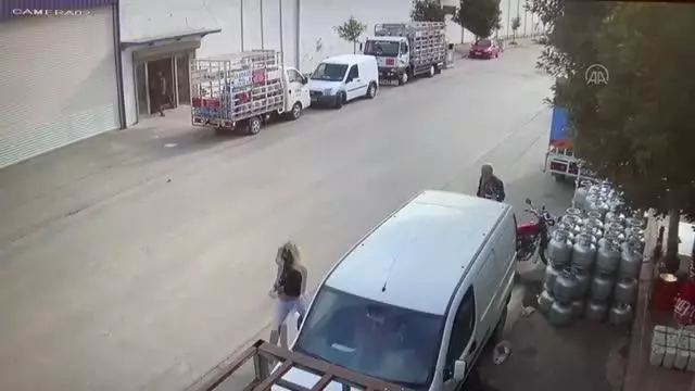 Son dakika haberleri! Genç kızın telefonunu çalan iki şüpheliyi güvenlik kamerası kayıtları yakalattı Son dakika haberleri! Genç kızın telefonunu çalan iki şüpheliyi güvenlik kamerası kayıtları yakalattı