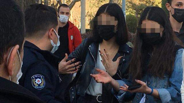 Genç kızları parkta taciz eden yaşlı adamı çevredekiler darbetti
