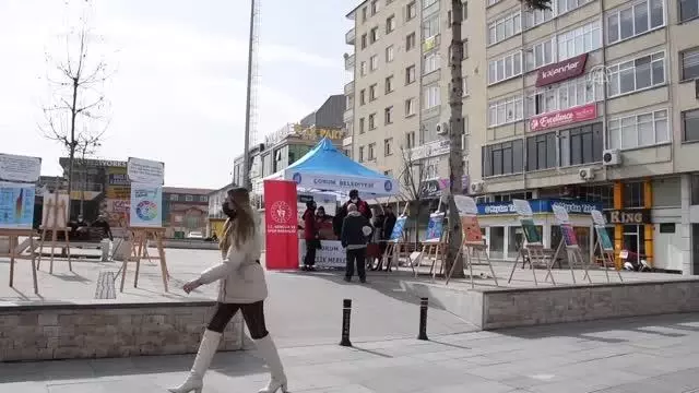 Gönüllü gençler, Yeşilay Haftası etkinliğinde sigarasını kıranlara meyve ikram etti Gönüllü gençler, Yeşilay Haftası etkinliğinde sigarasını kıranlara meyve ikram etti