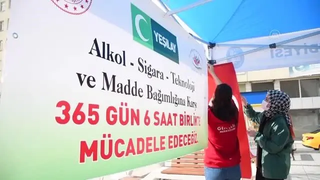 Gönüllü gençler, Yeşilay Haftası etkinliğinde sigarasını kıranlara meyve ikram etti Gönüllü gençler, Yeşilay Haftası etkinliğinde sigarasını kıranlara meyve ikram etti